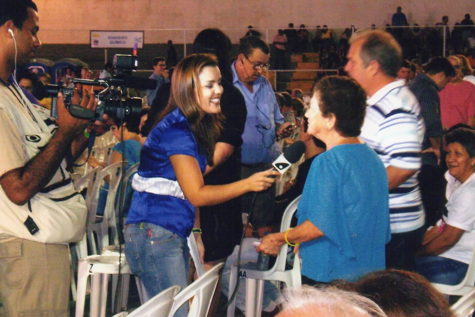 As imagens mostram Gercy Volpato sendo entrevistada por dois repórteres durante o show de Roberto Carlos em Cachoeiro, no ano de 2009.