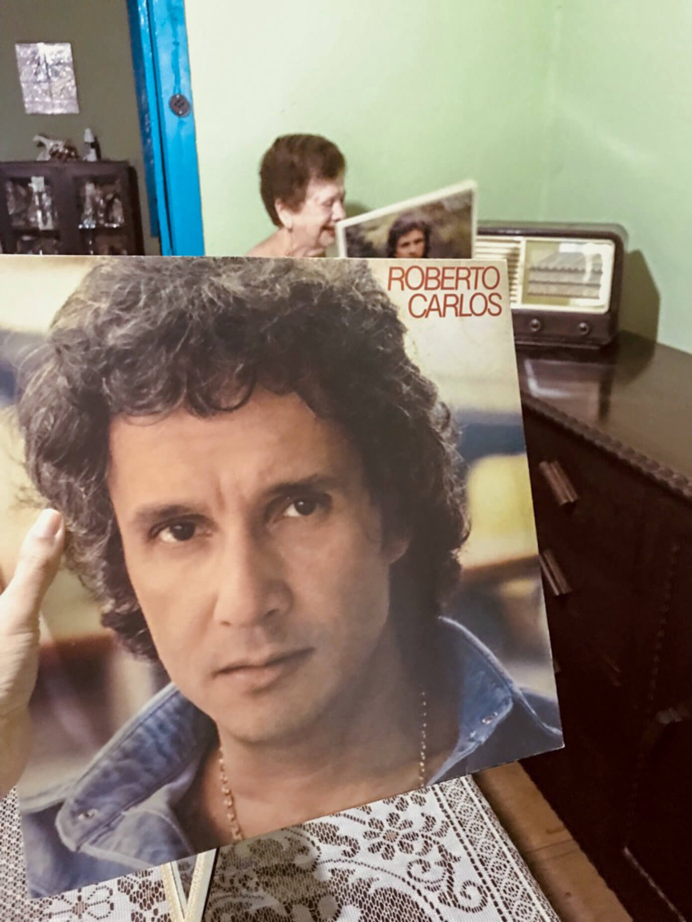 Capa de um LP de Roberto Carlos e Gercy Volpato ao fundo.