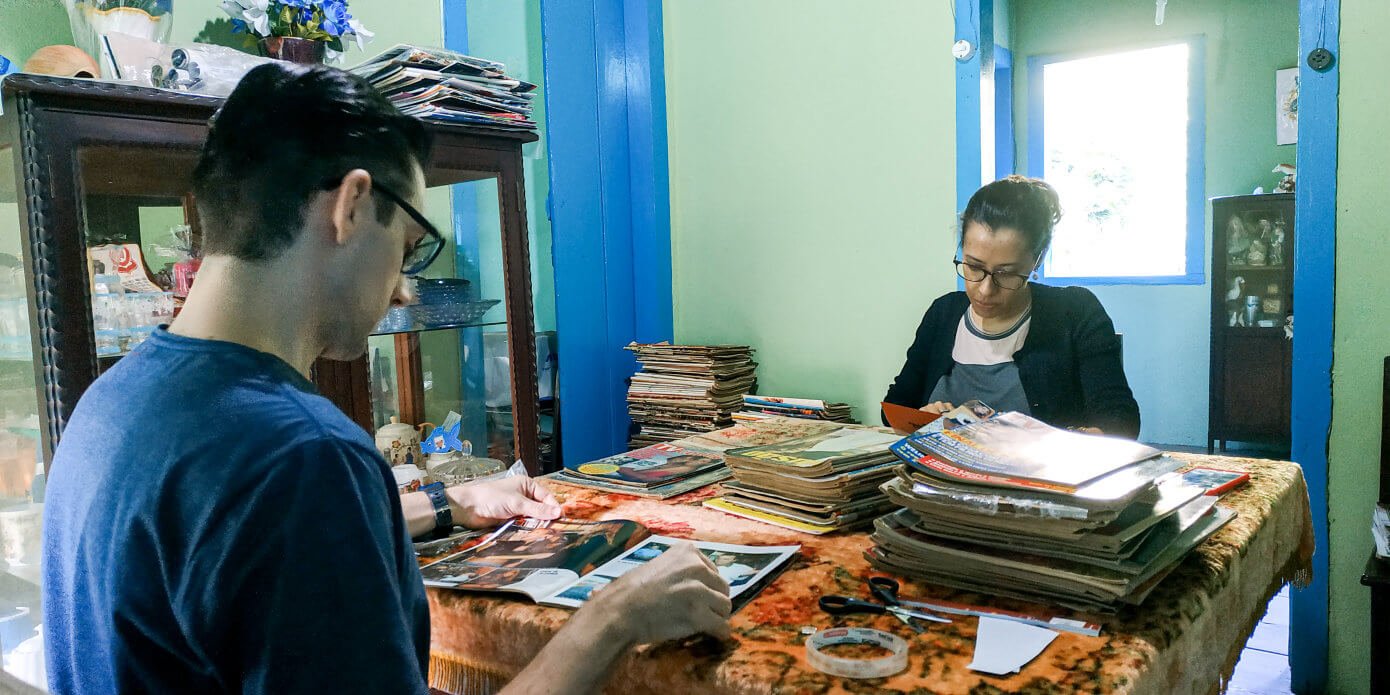 Luan Volpato e Sara Moreira catalogando o acervo de revistas de Gercy Volpato.